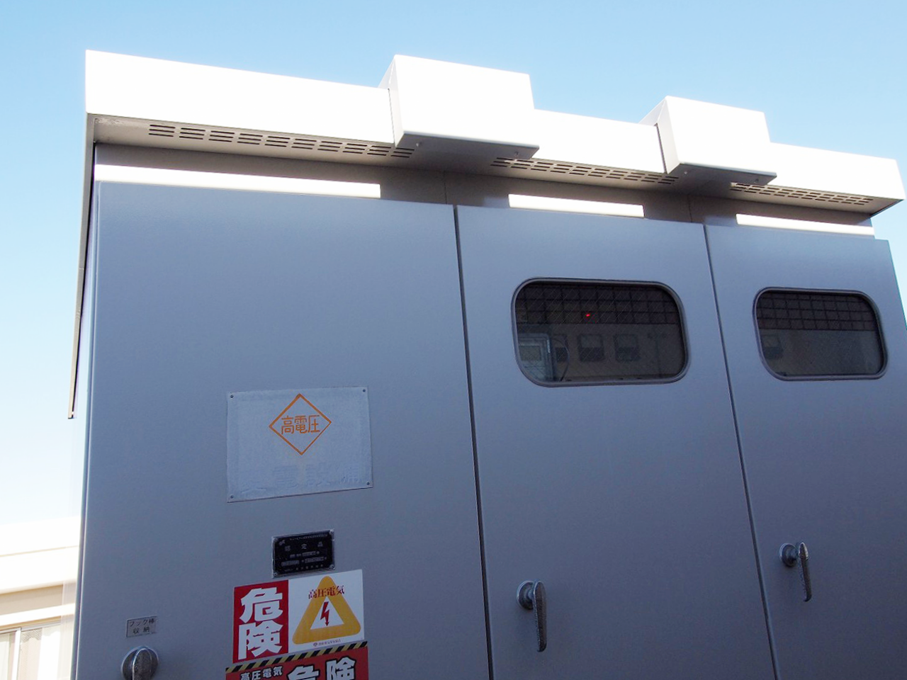 キュービクル式高圧受電設備（塗装前）